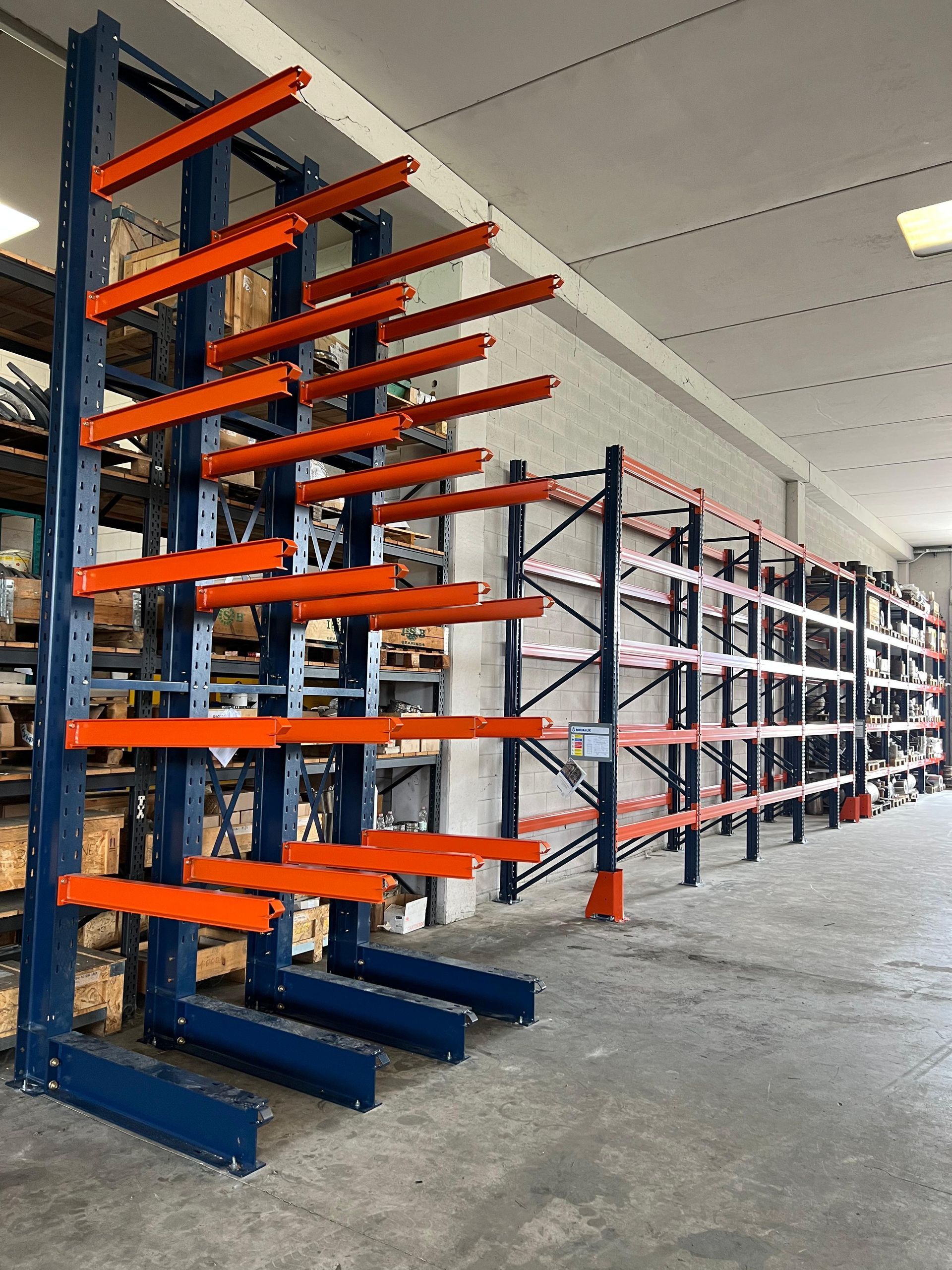 Un magazzino pieno di scaffali e rastrelliere