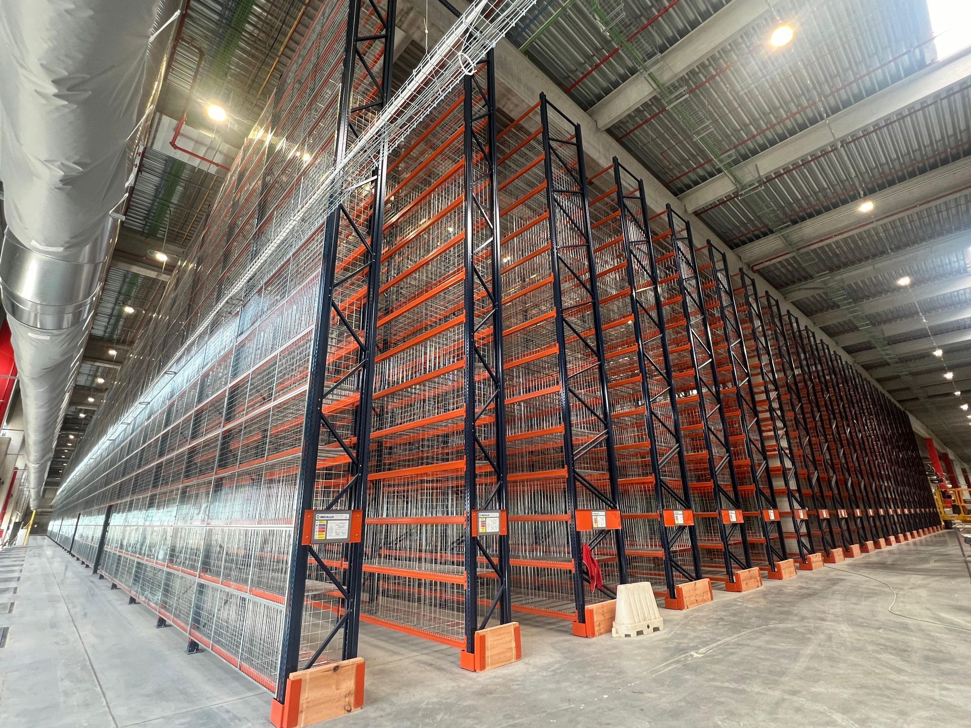 Un grande magazzino pieno di scaffali.