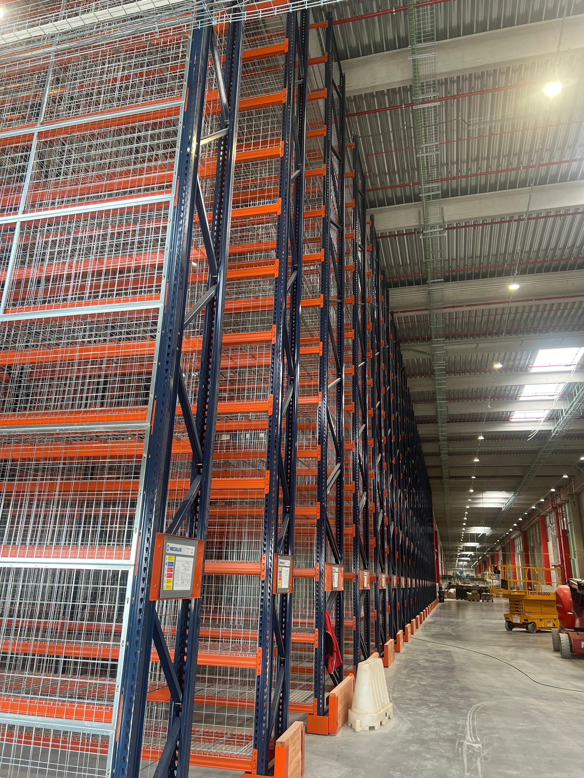 Un grande magazzino pieno di scaffali e scale.