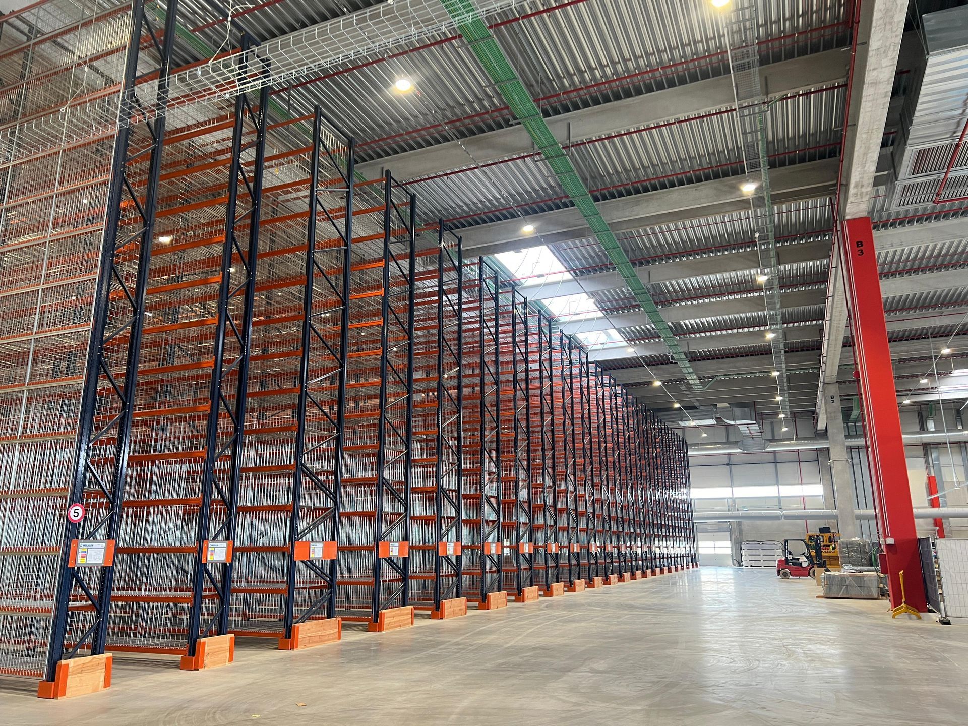 Un grande magazzino pieno di scaffali e scaffalature.