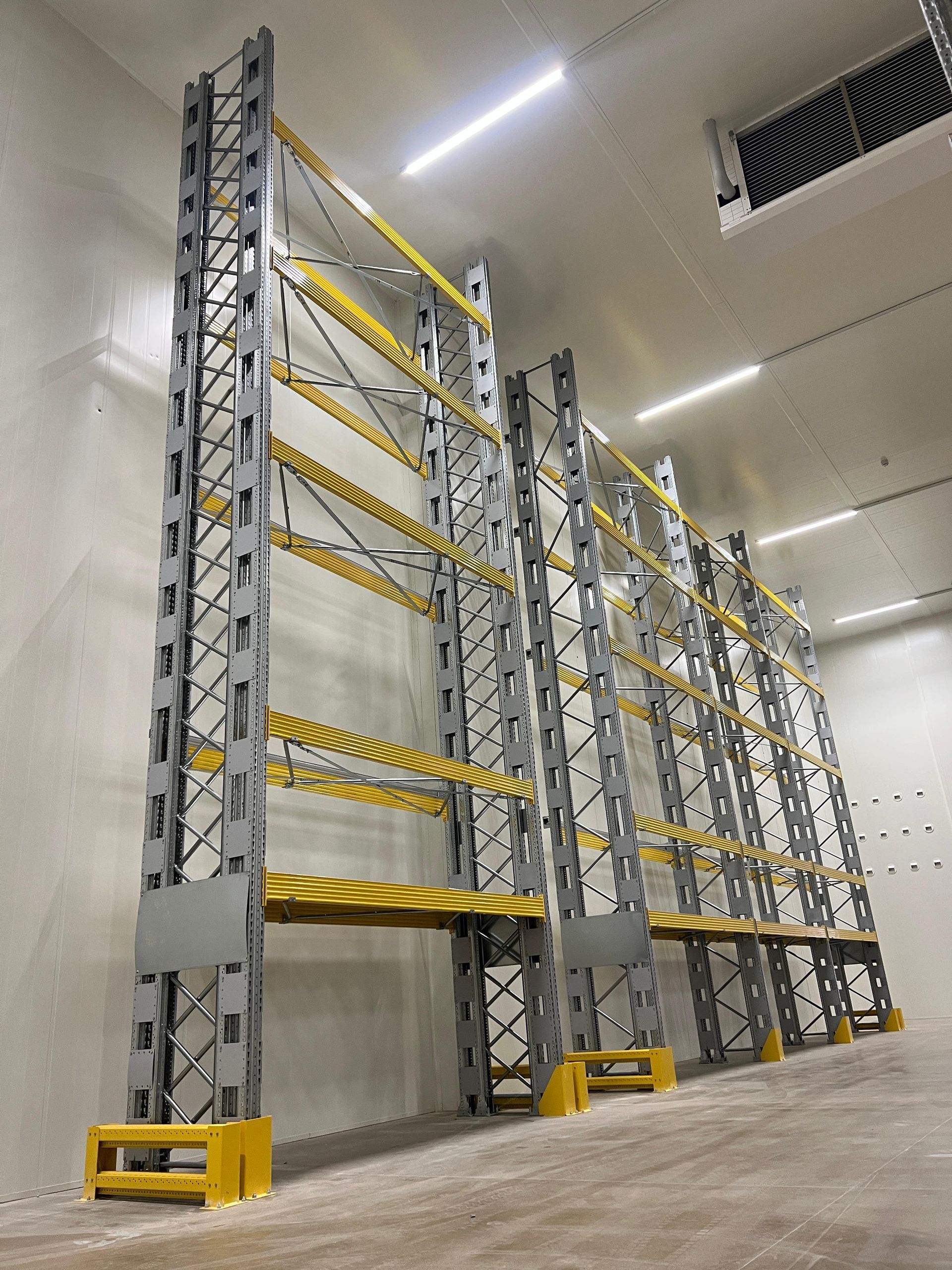 Un magazzino con molti scaffali e un ventilatore a soffitto