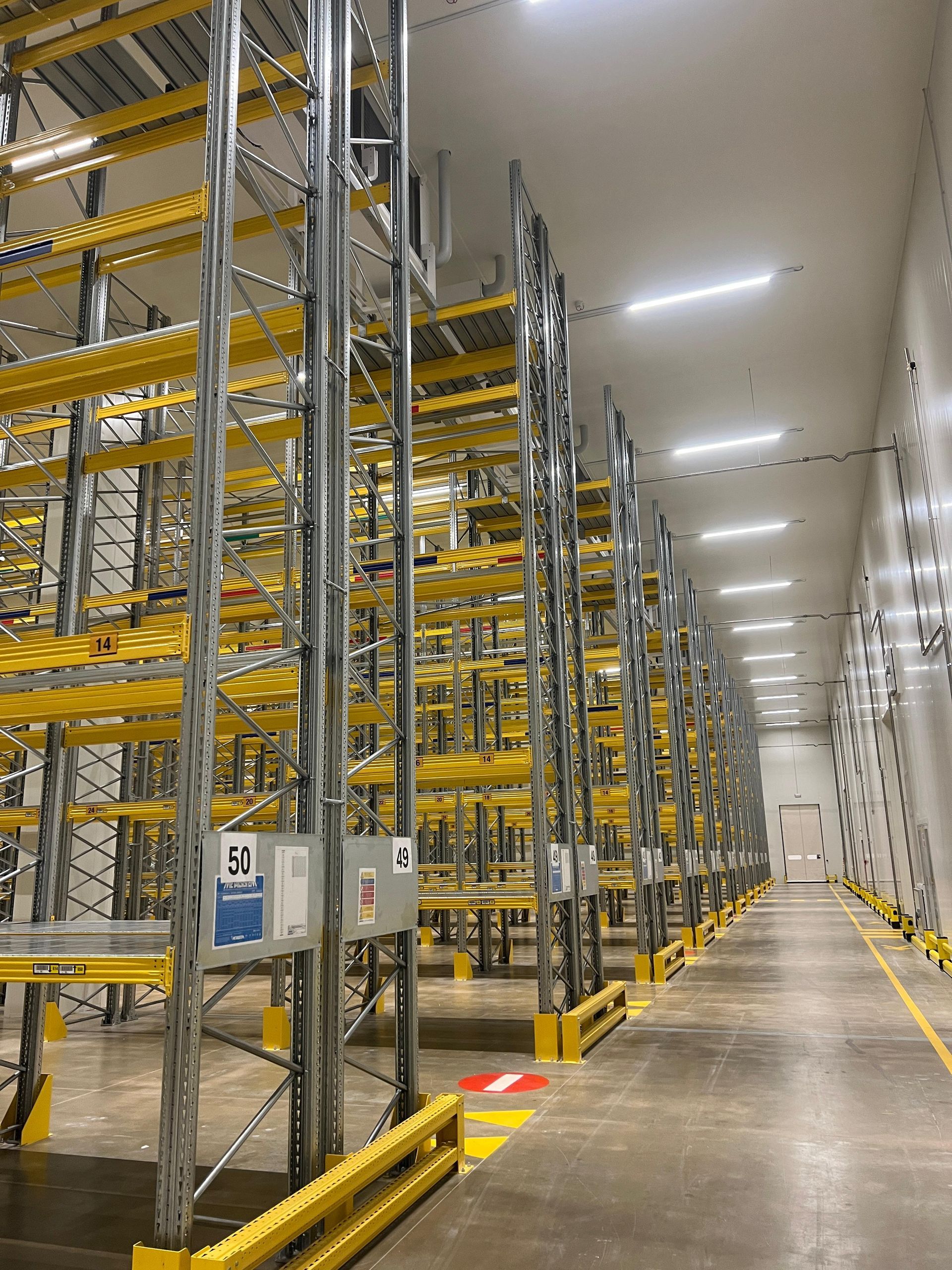 Un magazzino pieno di scaffali e luci.