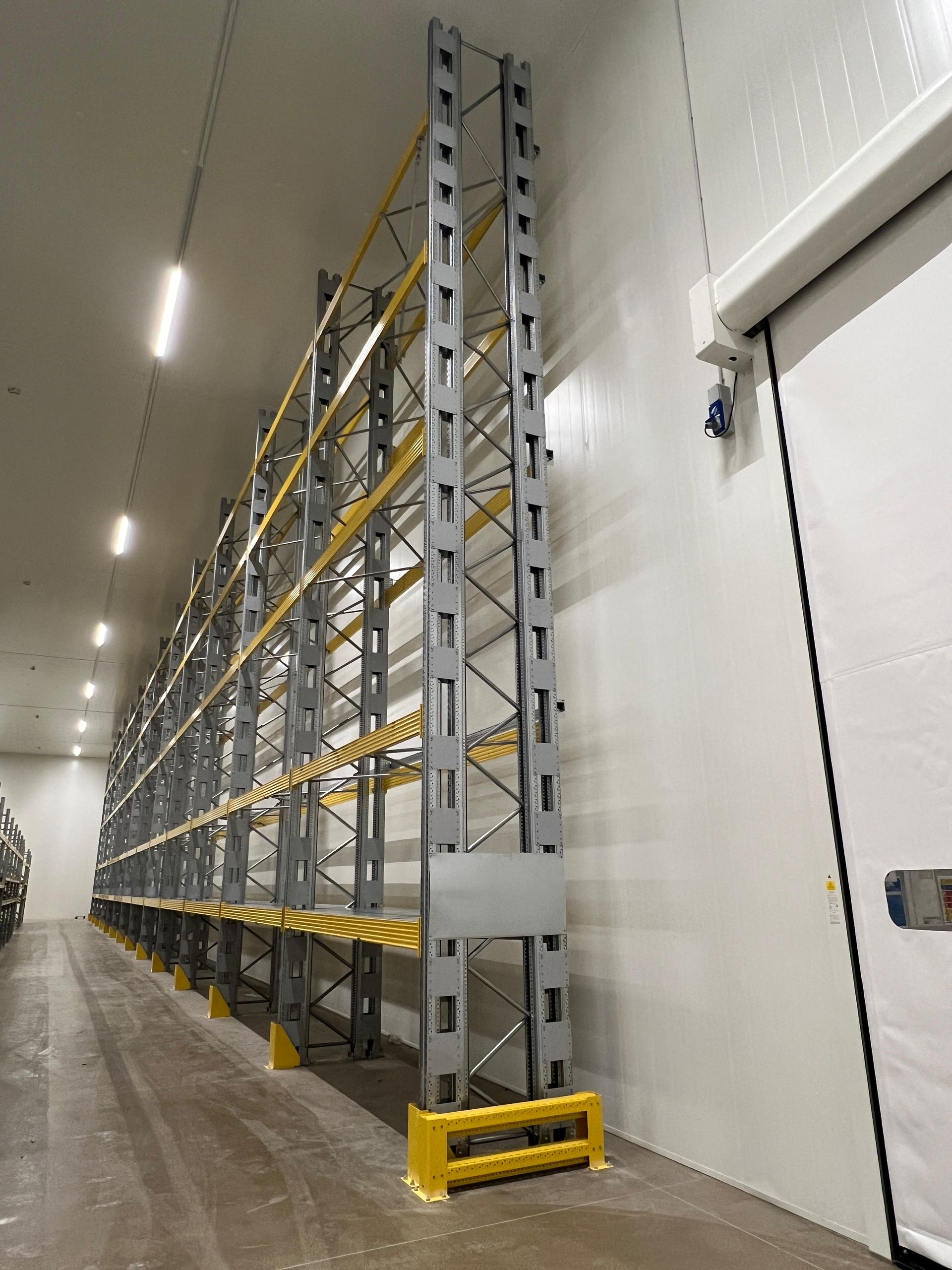 Un magazzino con molti scaffali e una porta