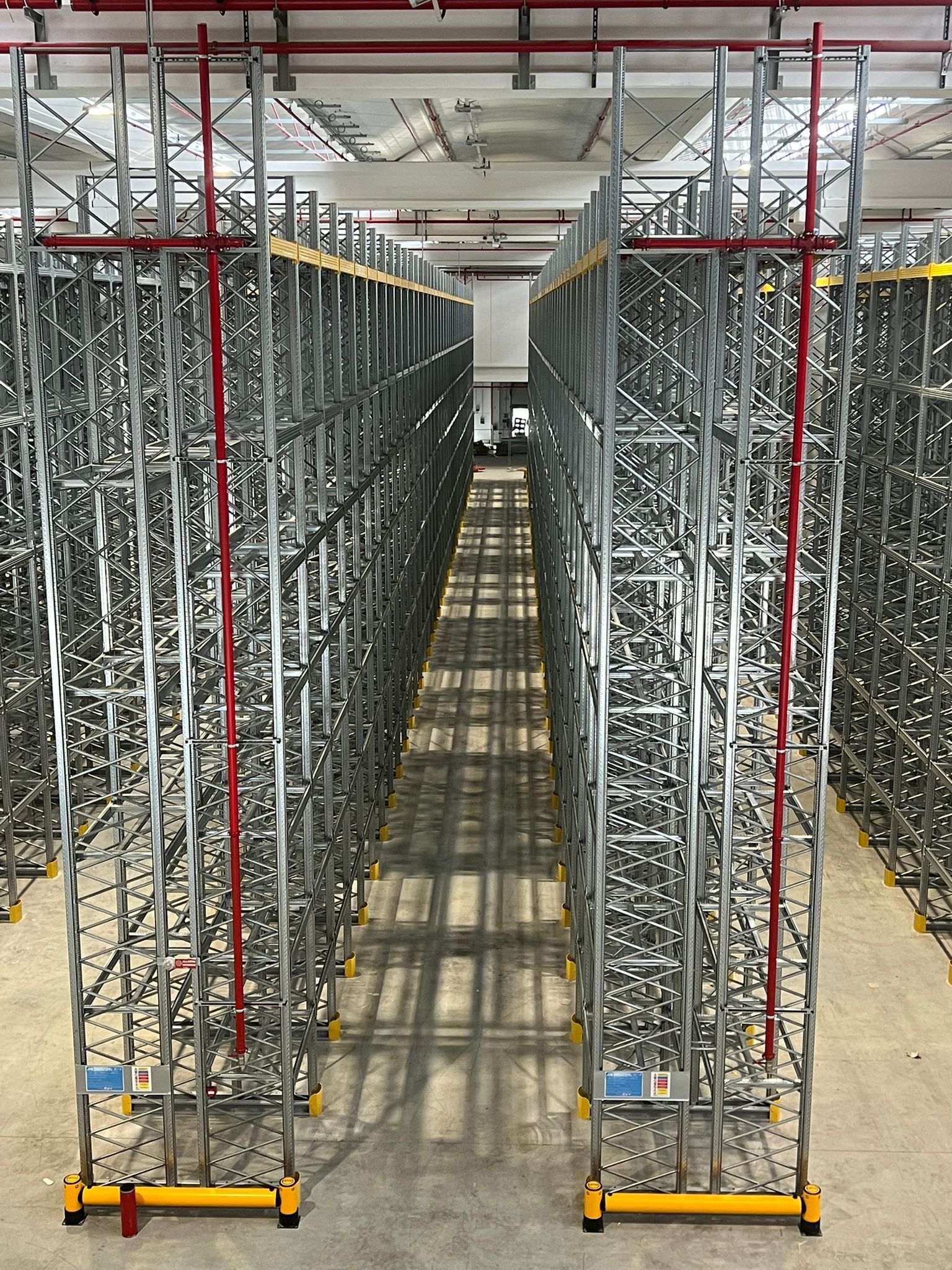 Un magazzino pieno di scaffali e scale.