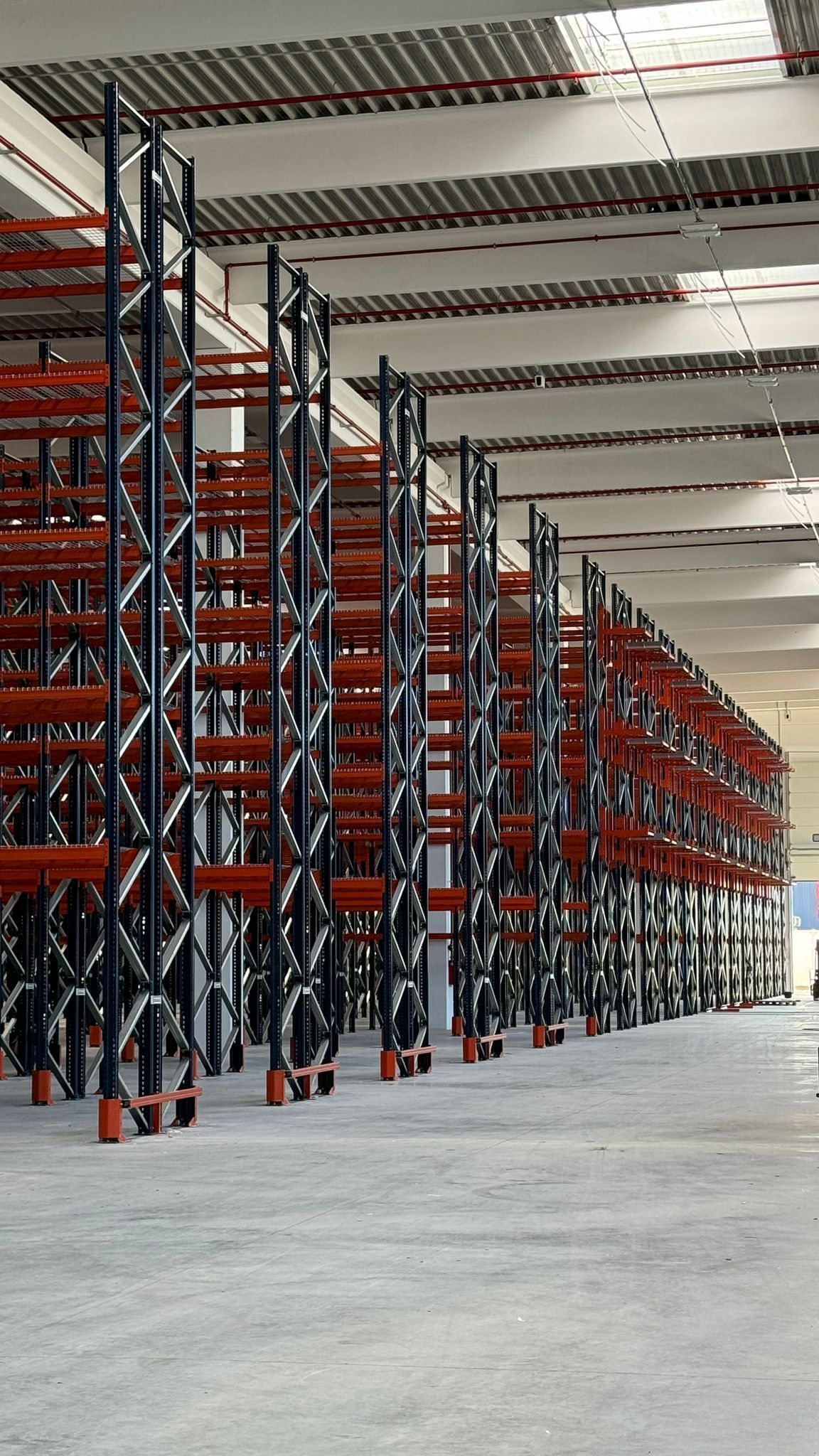 Un grande magazzino vuoto con molti scaffali