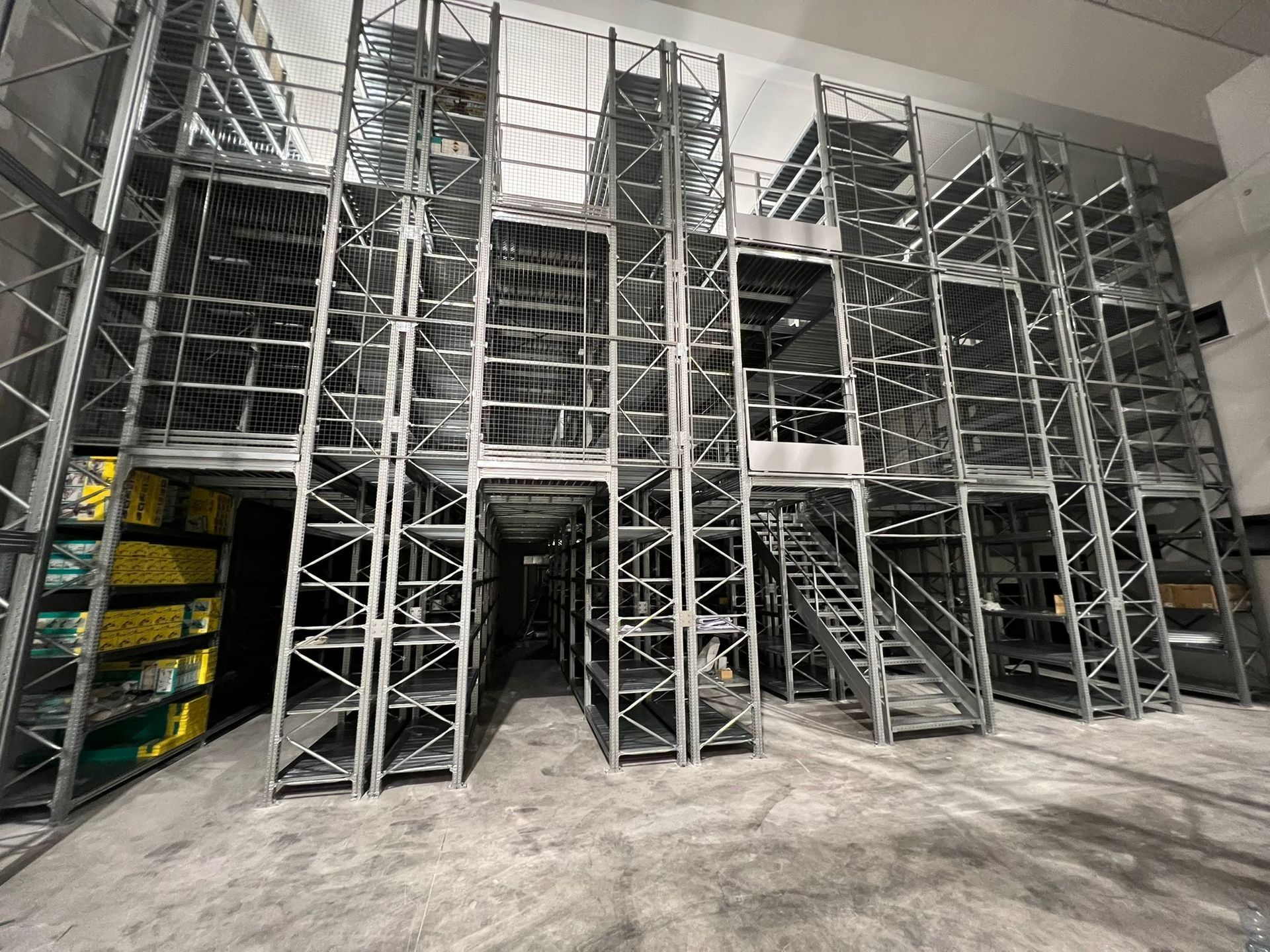 Un grande magazzino con molti scaffali e scale.