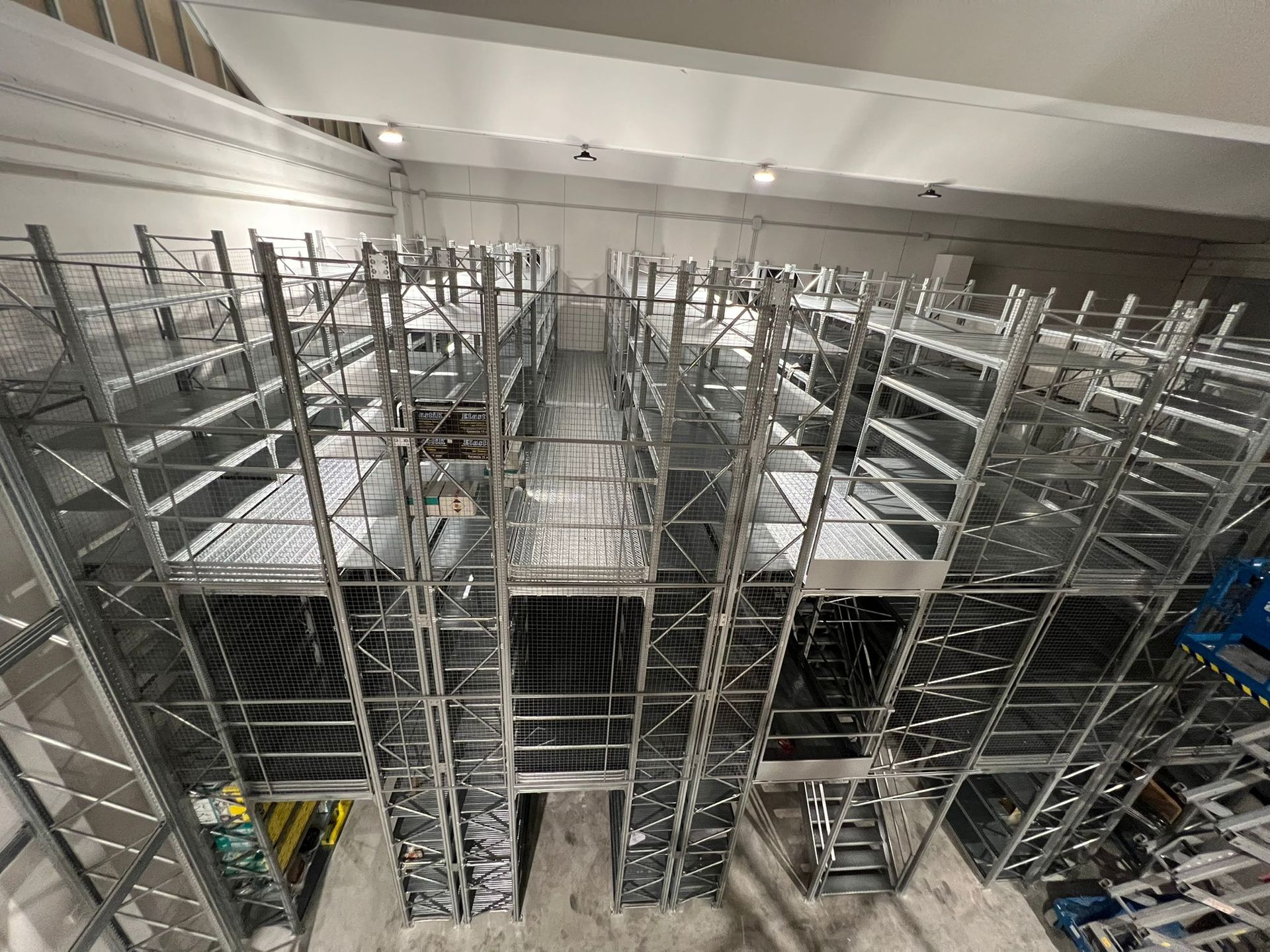 Un grande magazzino pieno di scaffali e scale.