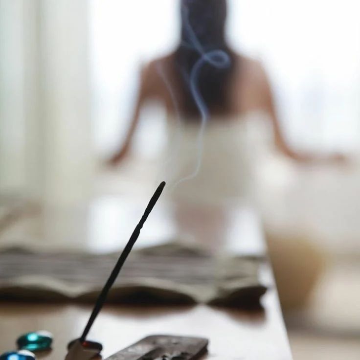 Un primo piano dell'occhio di una donna con macchie bianche.