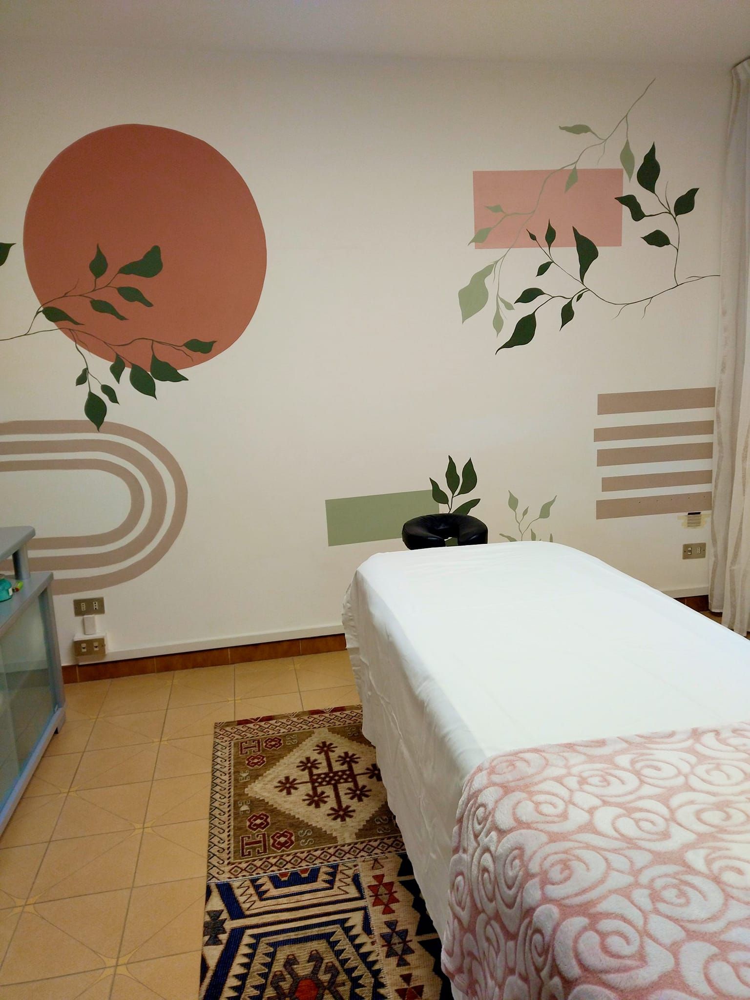 Due strumenti da massaggio in legno sono appoggiati su un tavolo di legno.