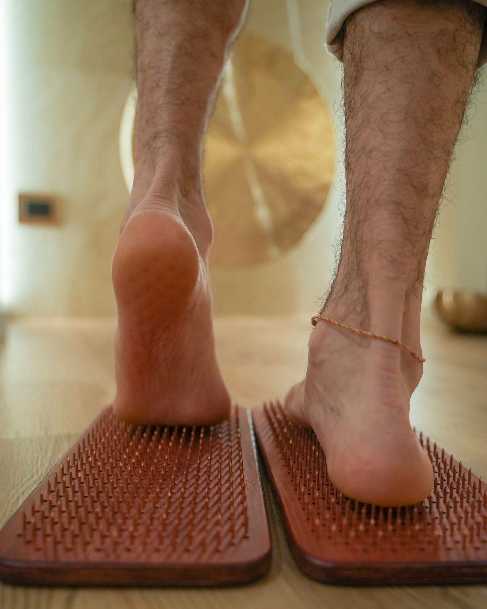 Un primo piano dell'occhio di una donna con macchie bianche.