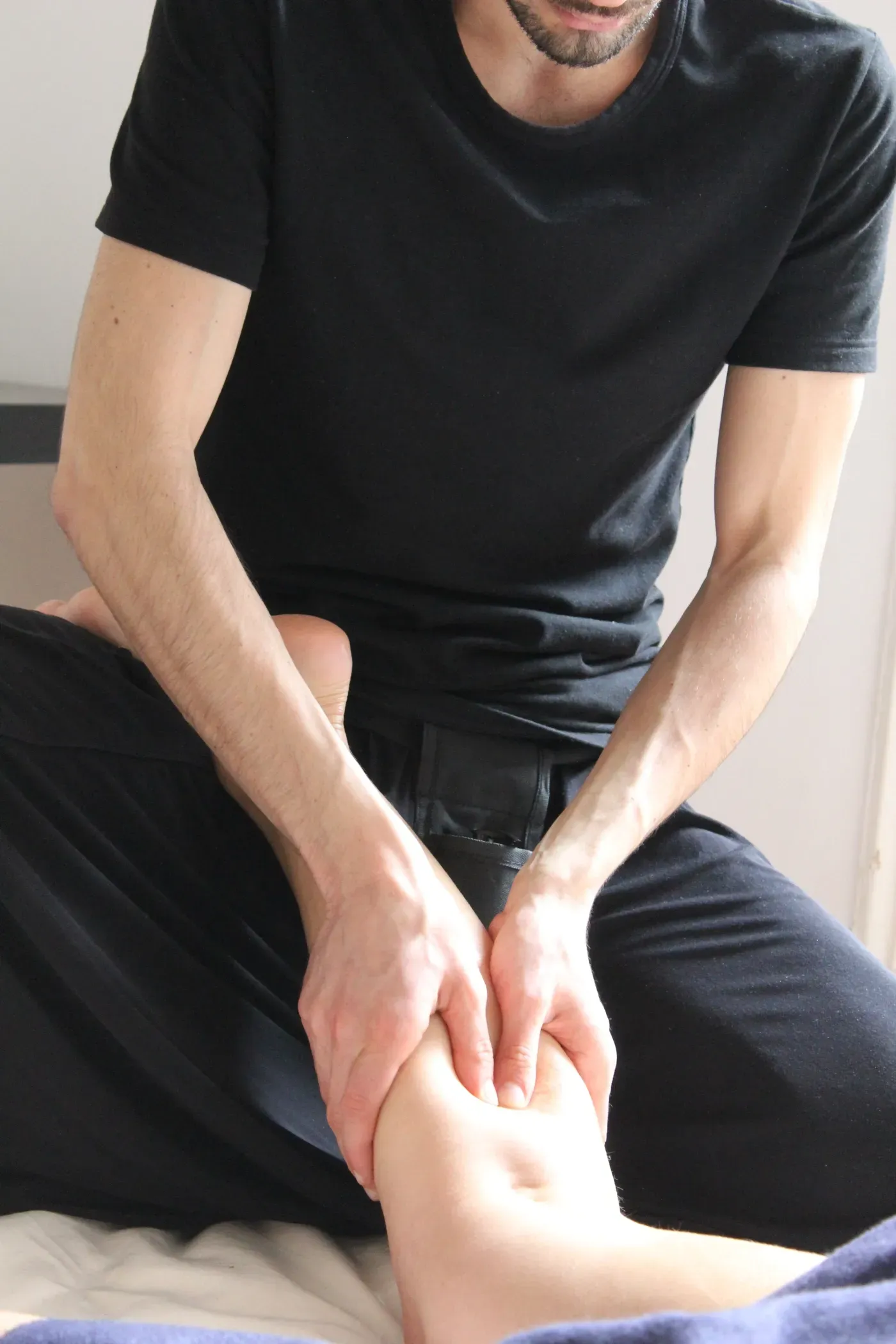 Una donna si sta sottoponendo a un trattamento viso in una spa.