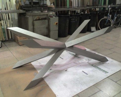 Tavolo in ferro, piano di appoggio in vetro