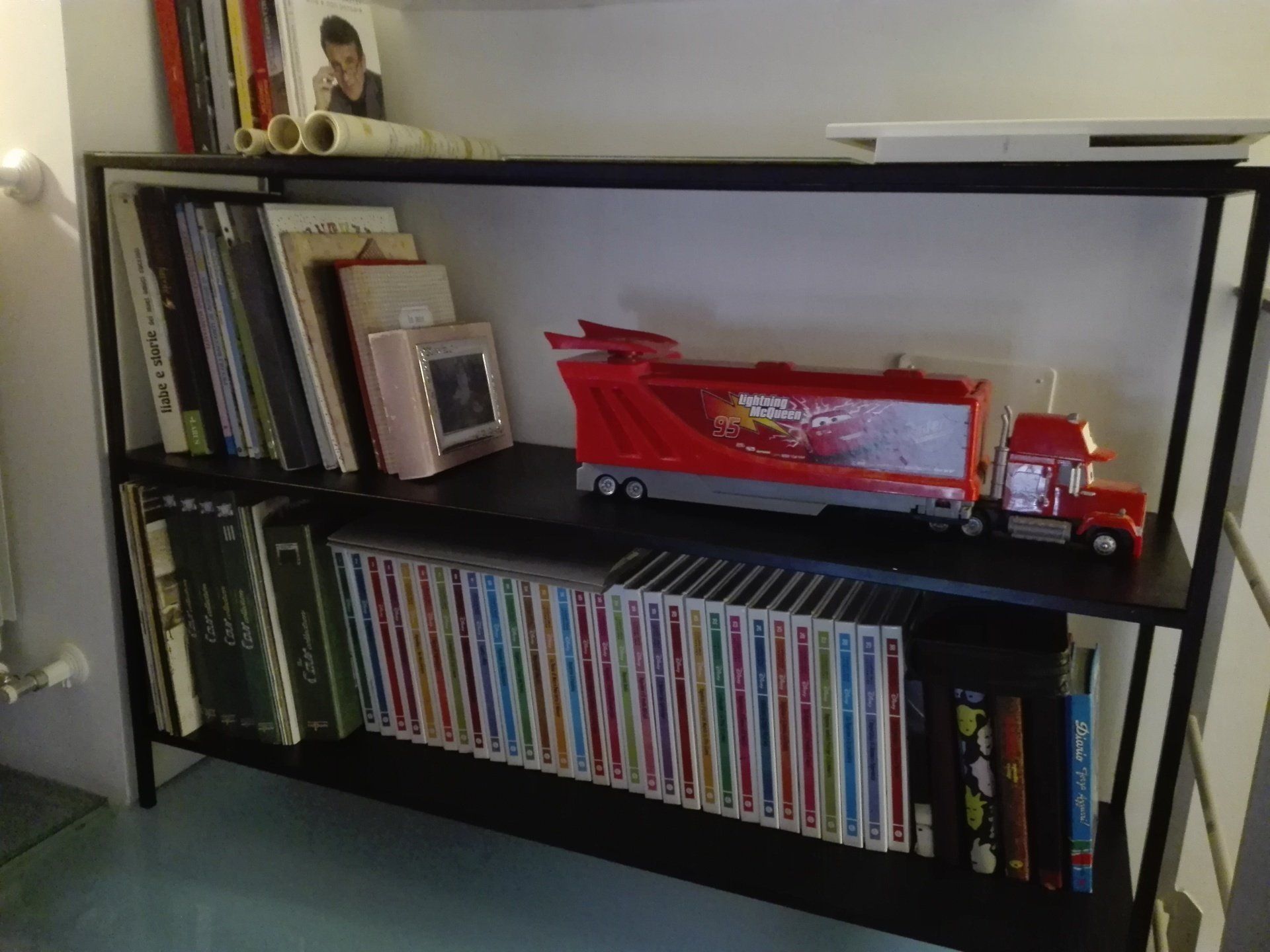 Libreria in metallo, su misura, nero opaco