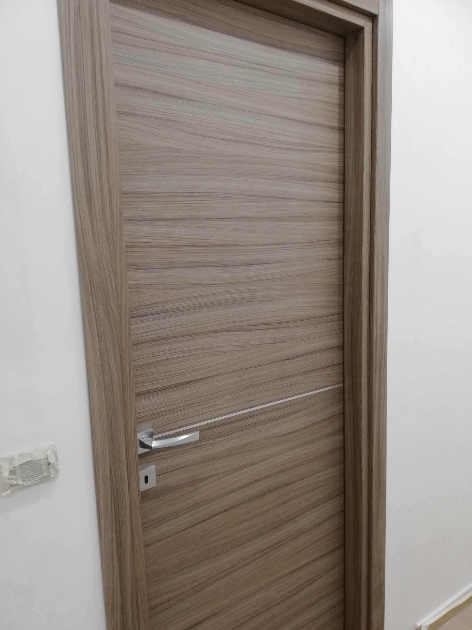 Porta in laminato con inserto in alluminio