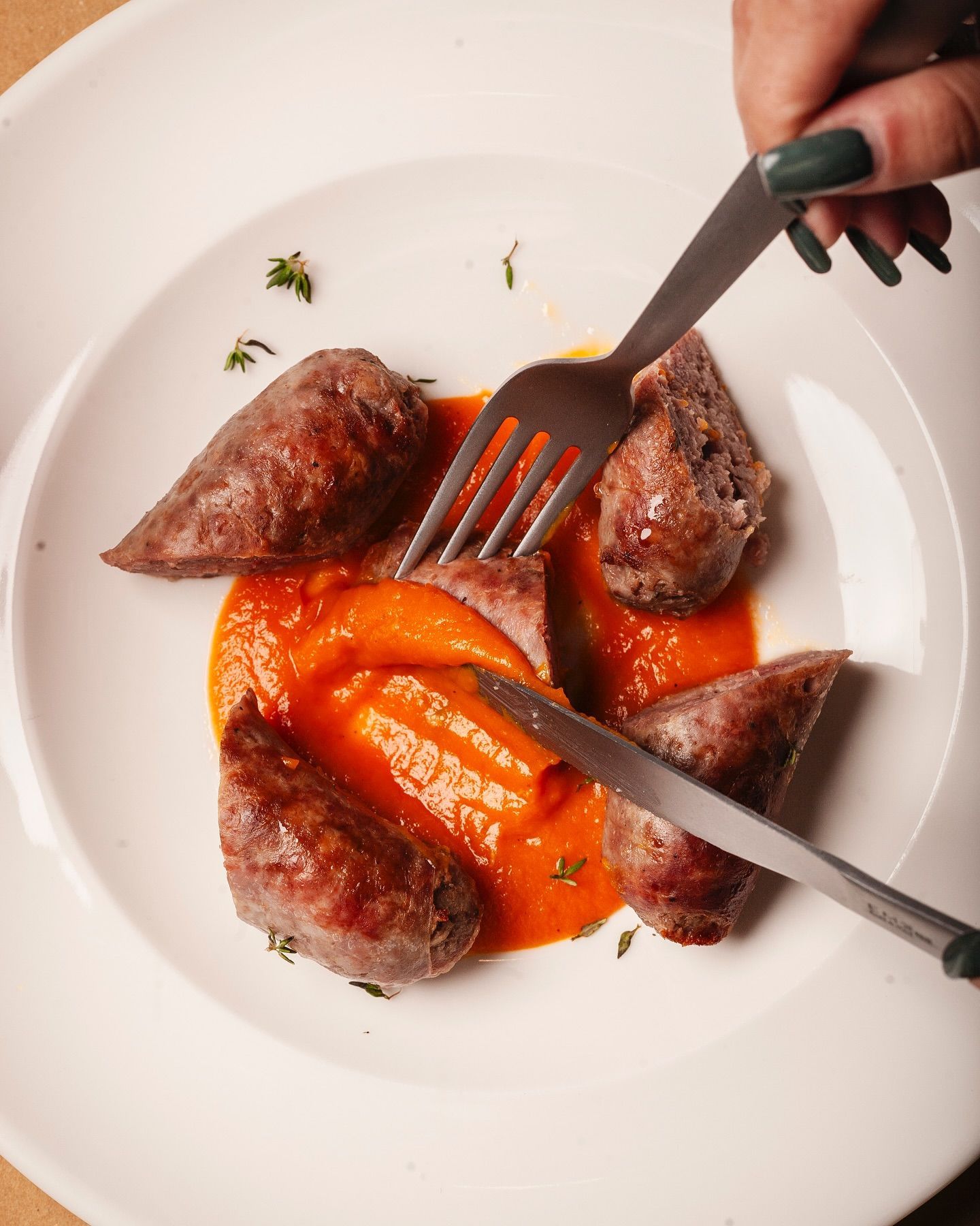 Una persona tiene una forchetta sopra un piatto di cibo