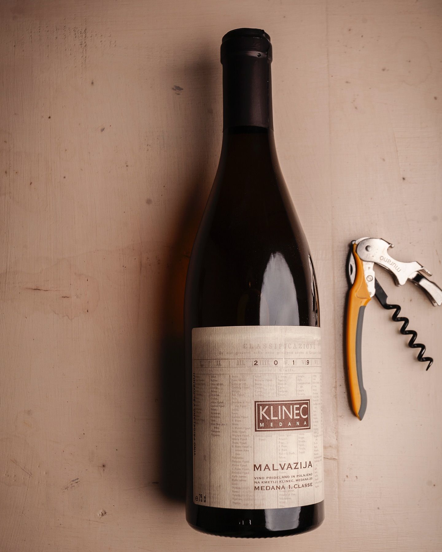 Una bottiglia di vino Kline accanto a un cavatappi