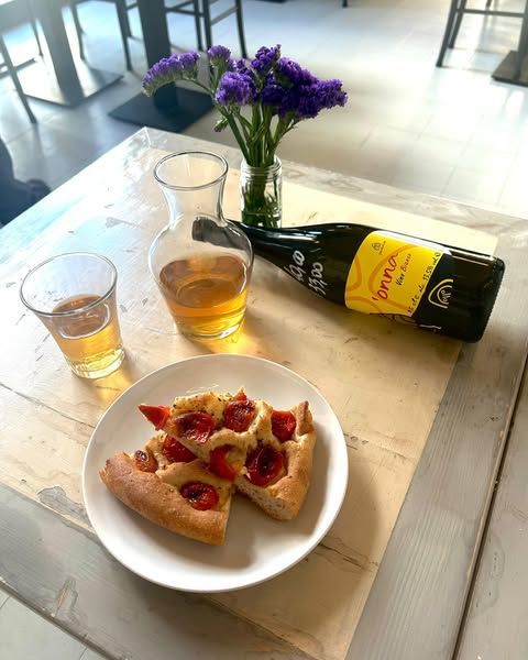 Un piatto di cibo e una bottiglia di vino su un tavolo