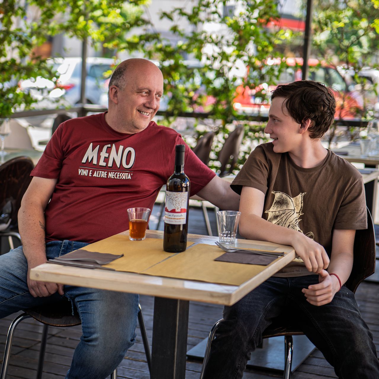 Un primo piano di un piatto di pasta con formaggio sopra