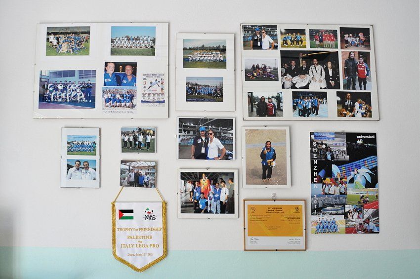 parete con foto titolare centro di fisioterapia