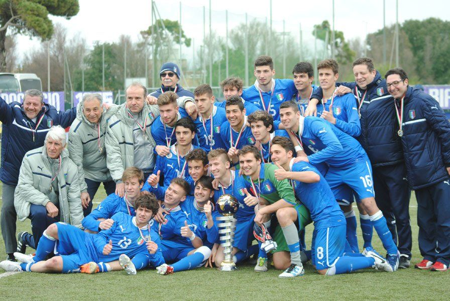 nazionale giovanile italiana con trofeo