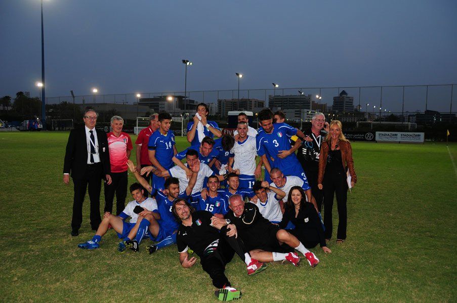 giovani calciatori italiani con staff sanitario