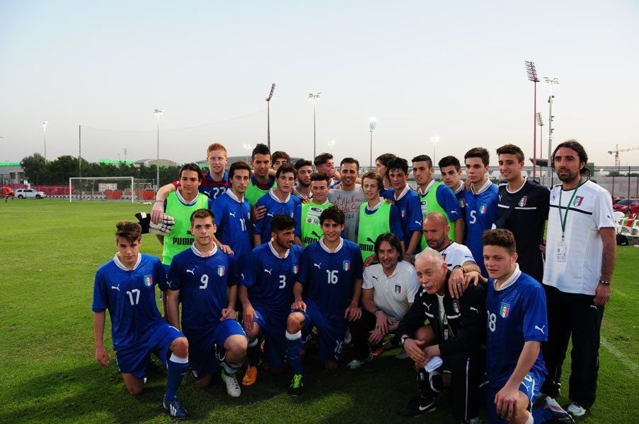 ragazzi della nazionale giovanile italiana con Cannavaro