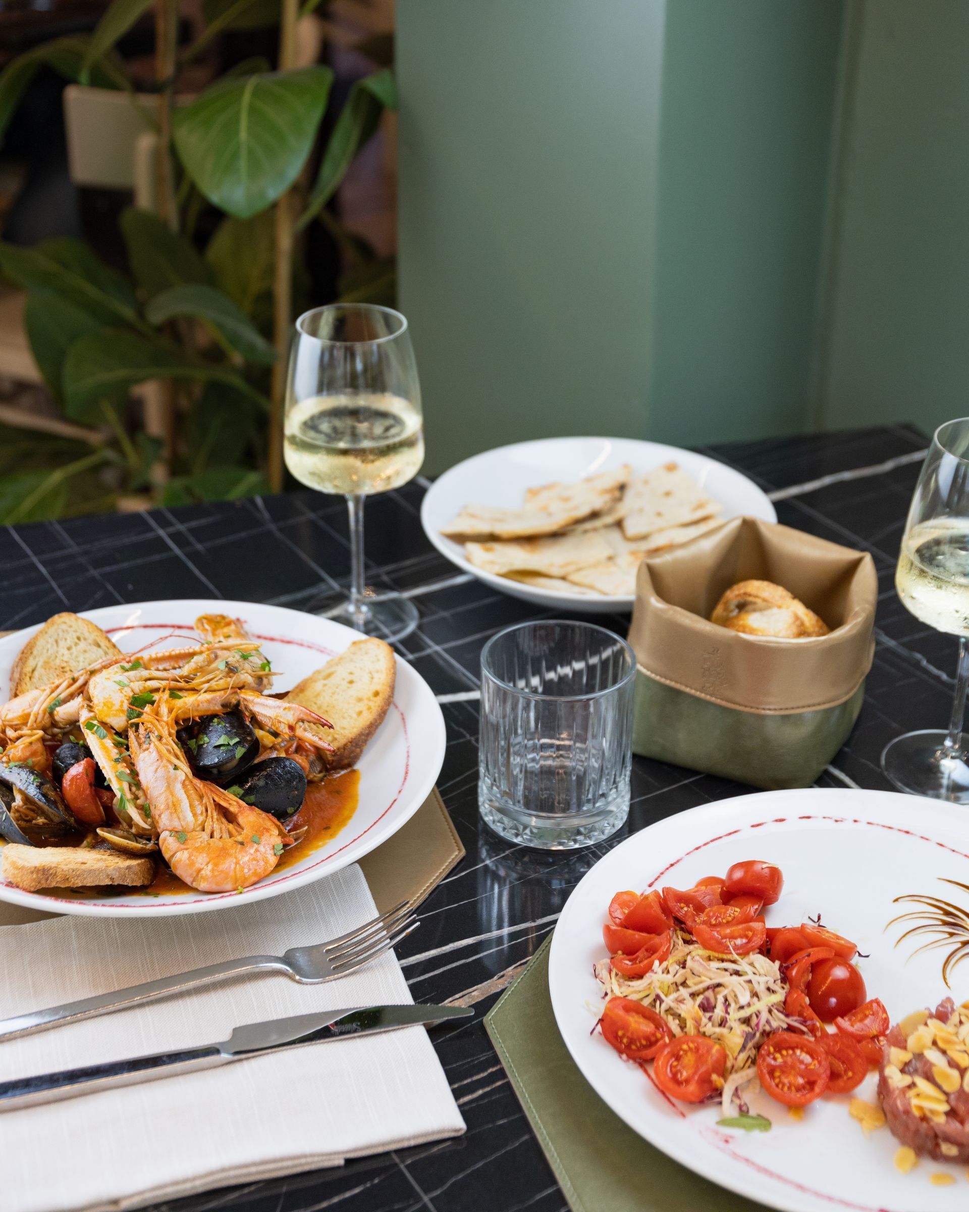 spaghetti con gamberi, cozze e prezzemolo