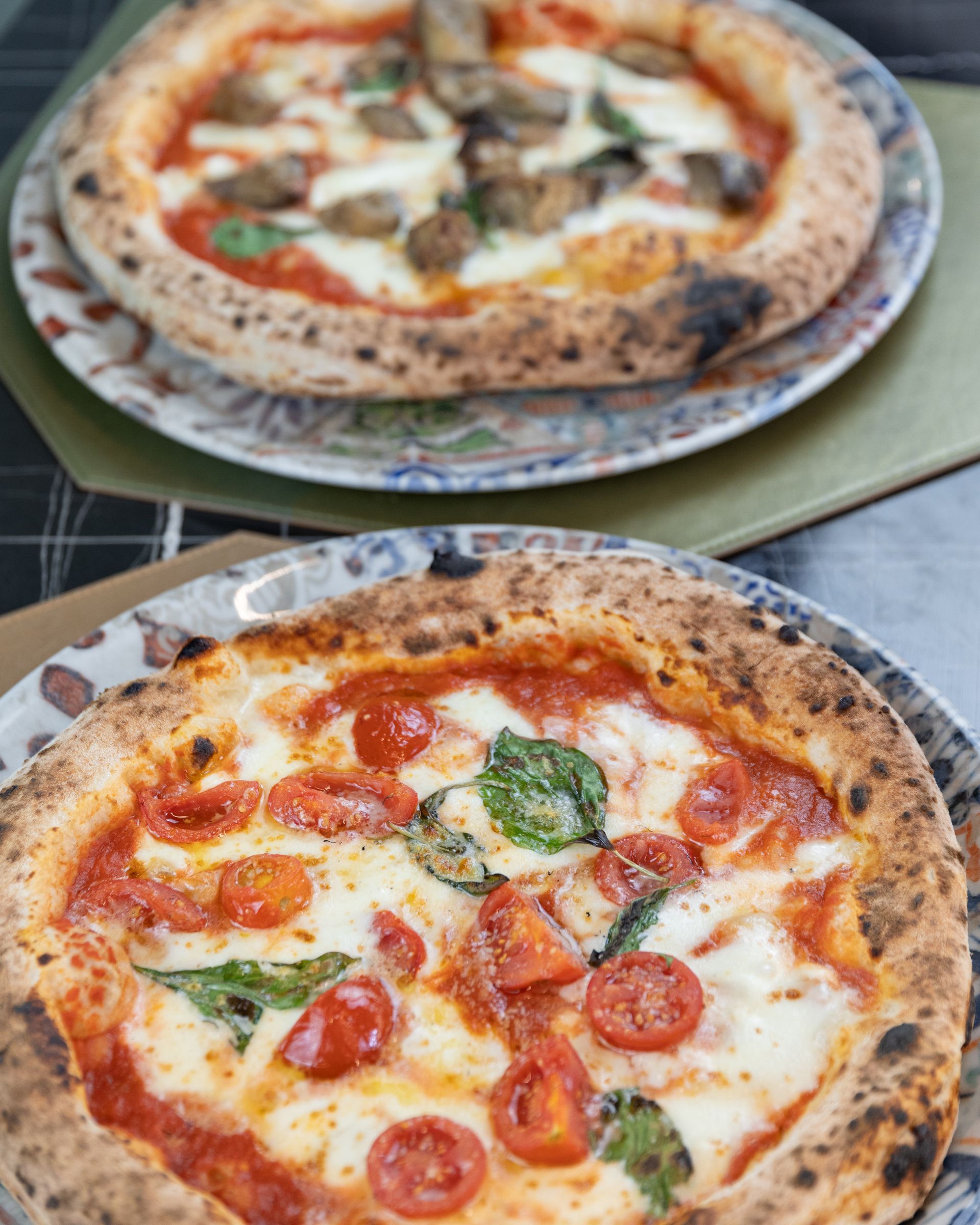 pizza con ciliegine di mozzarella, parmigiano e basilico