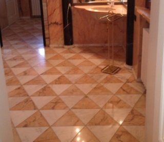 pavimento in marmo grigio e rosa