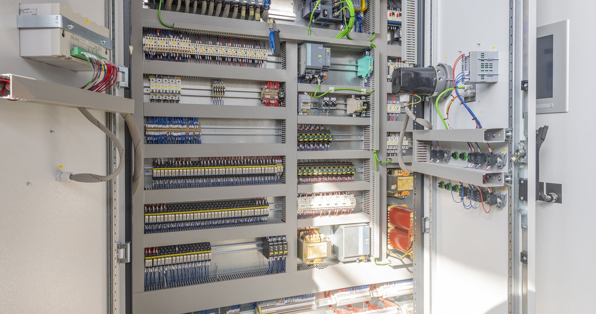 armadi con quadri elettrici di apparecchi industriali