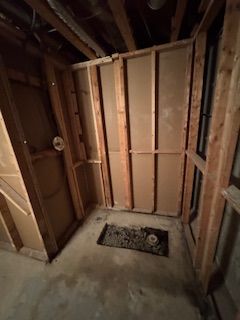 Une pièce avec des murs en bois et une fenêtre dans une maison en construction.