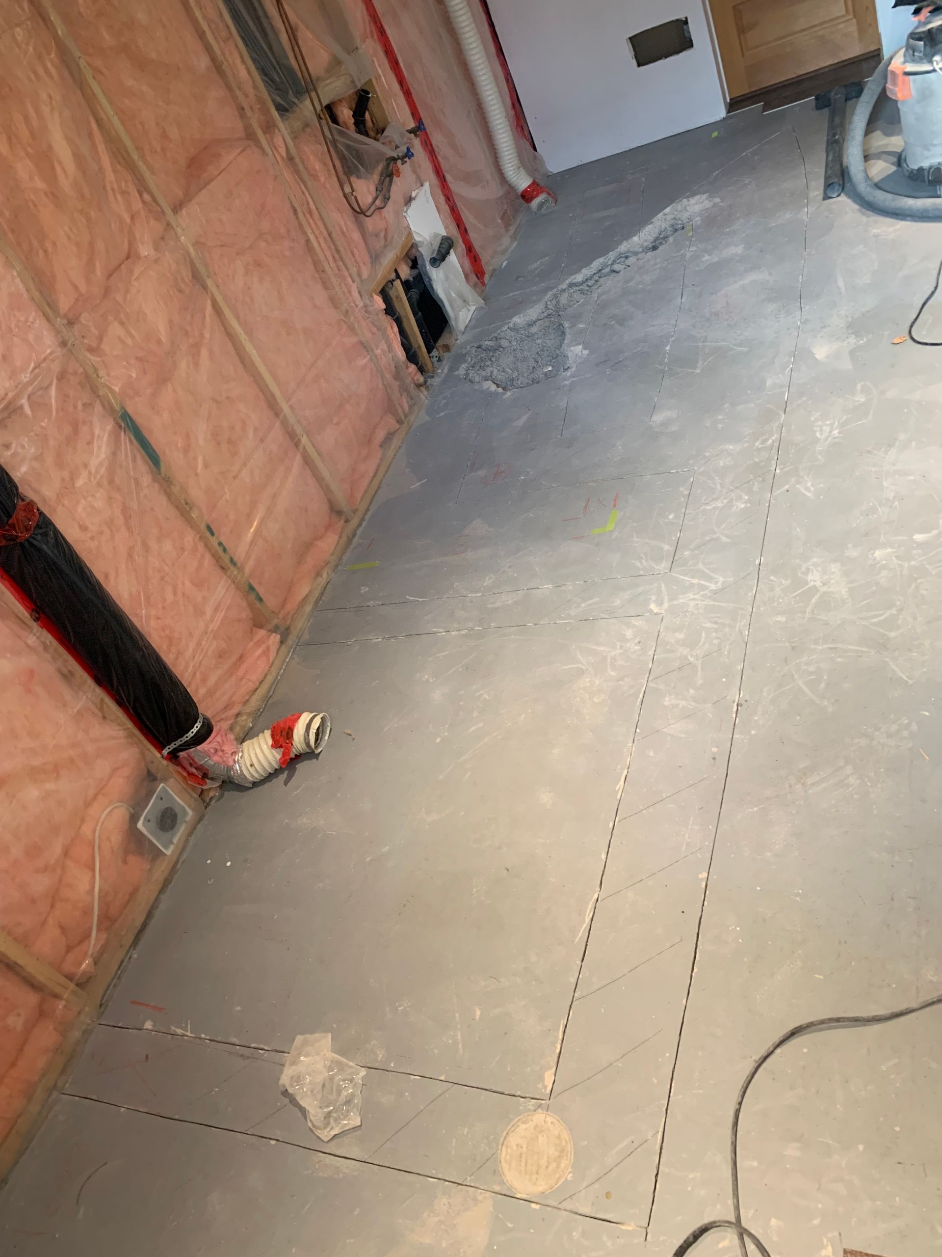 Une pièce avec beaucoup d'isolation sur les murs et un sol en béton.