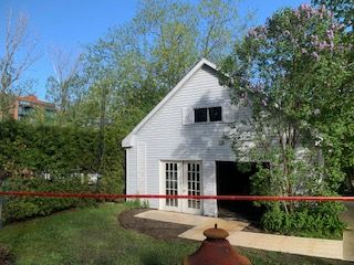 Une maison blanche avec un ruban rouge autour