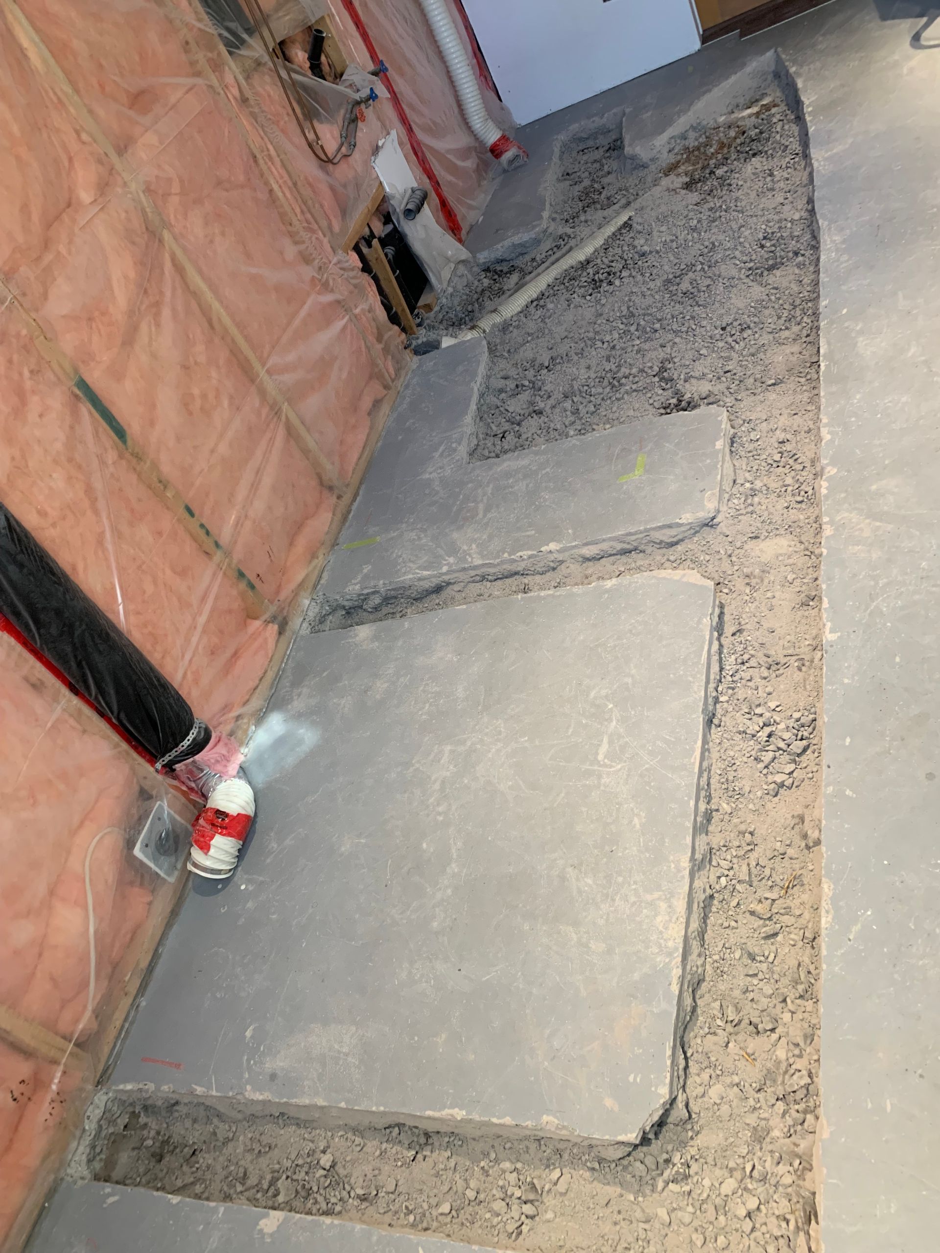 Une bouteille de peinture en aérosol est posée sur le sol dans une pièce.