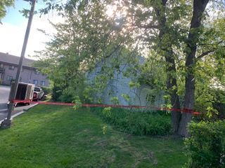 Un camion est garé sur le bord de la route devant une maison.