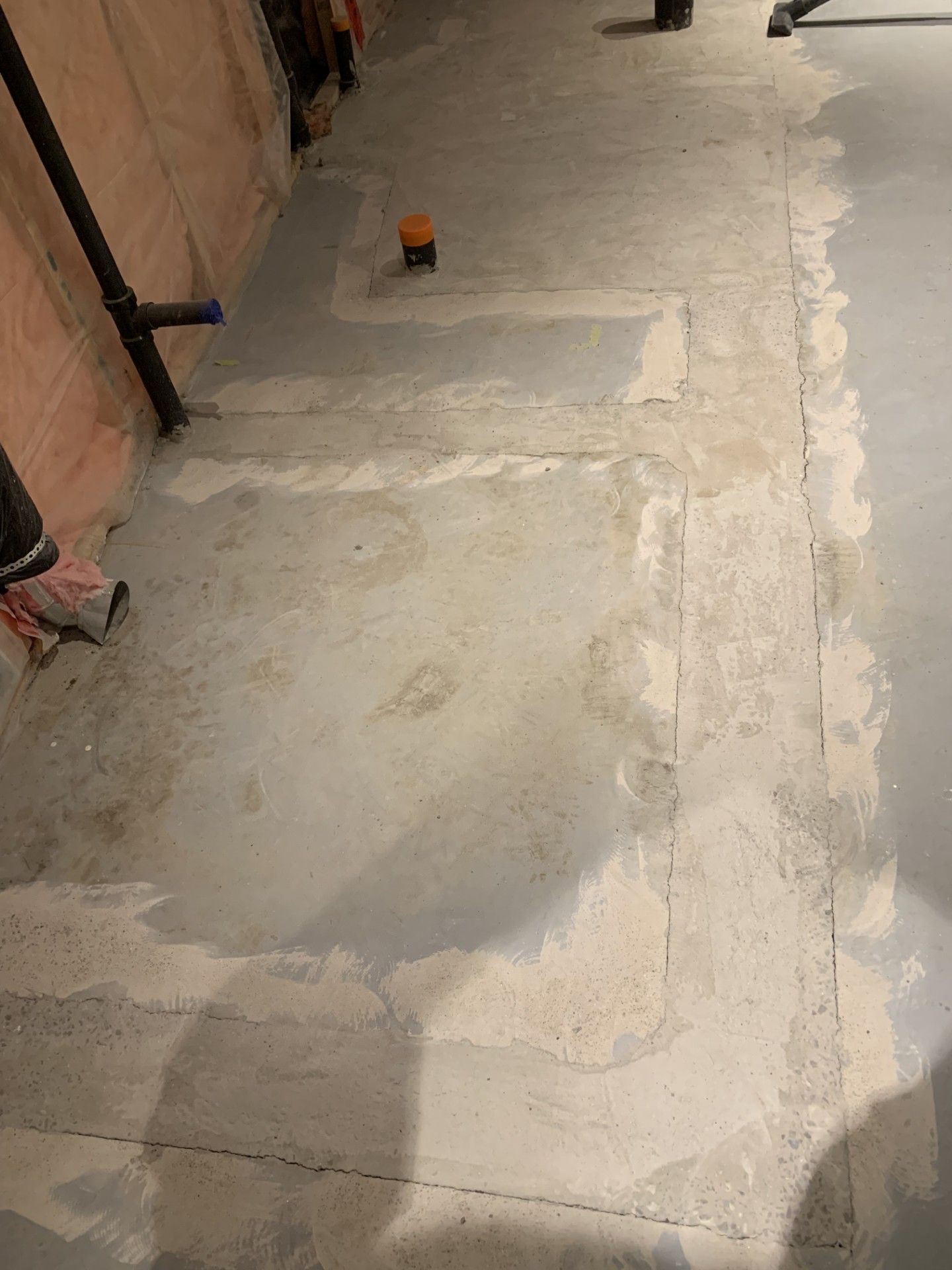 Un gros plan d'un sol en béton dans un sous-sol.