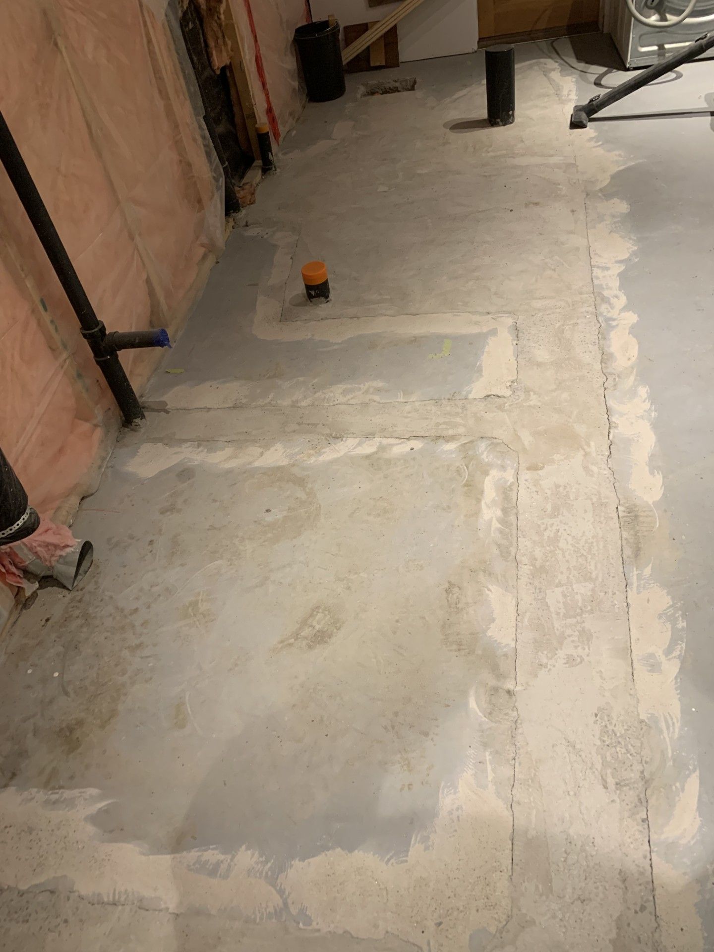 Un sol en béton dans un sous-sol avec beaucoup de trous.