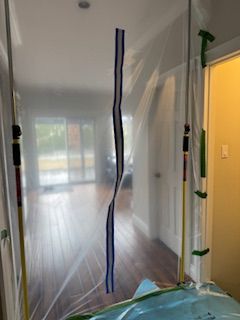 Une pièce avec beaucoup de revêtement en plastique sur le mur.