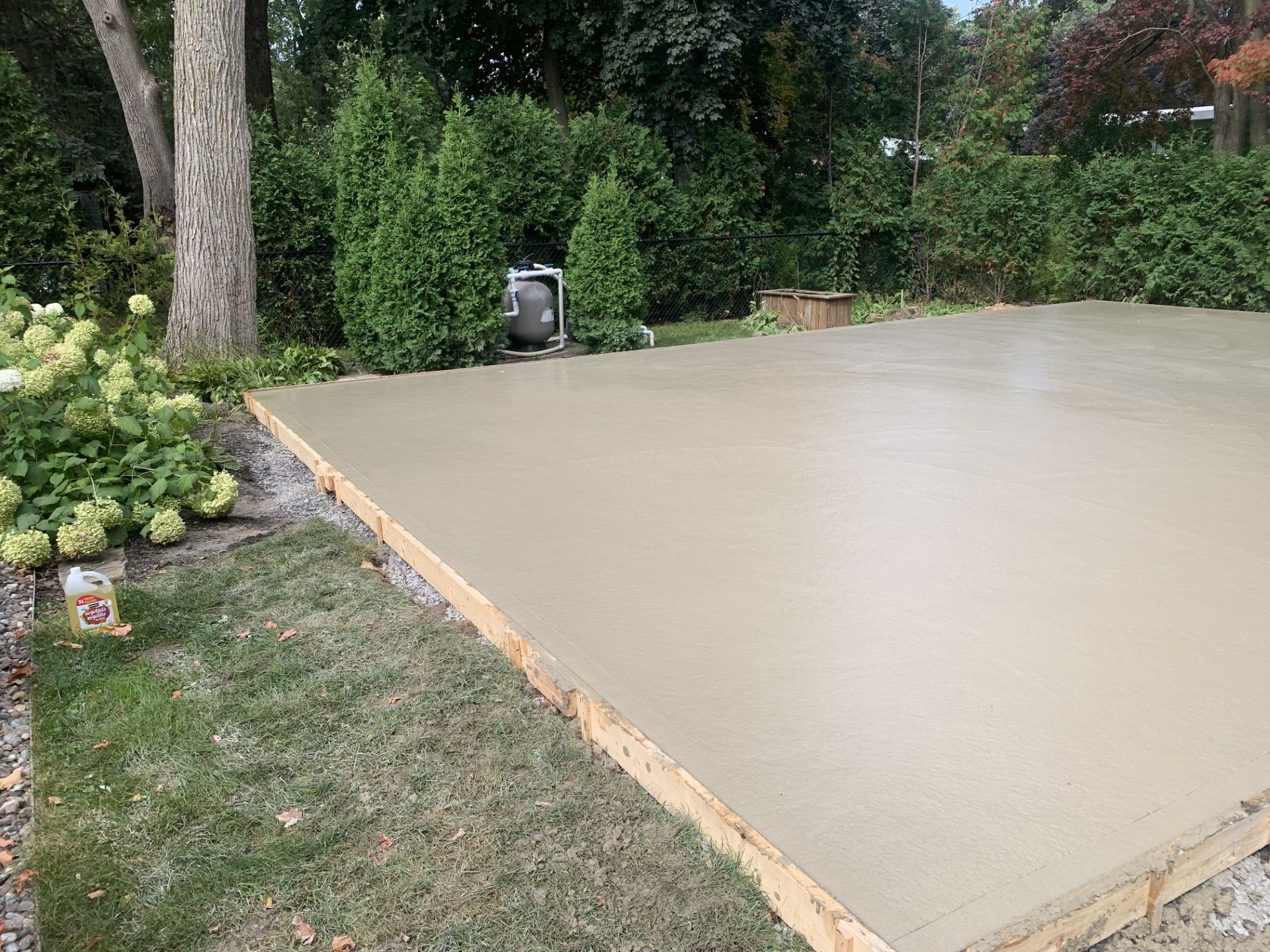 Un grand morceau de béton repose sur un champ vert luxuriant.