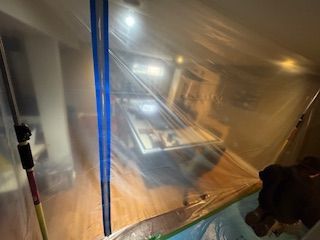 Une pièce avec un couvercle en plastique transparent au plafond.