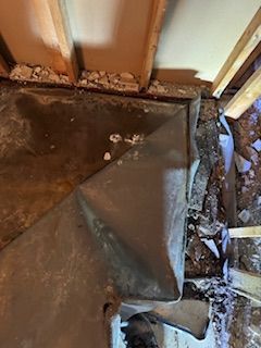 Un gros plan d'un tuyau métallique dans une pièce.