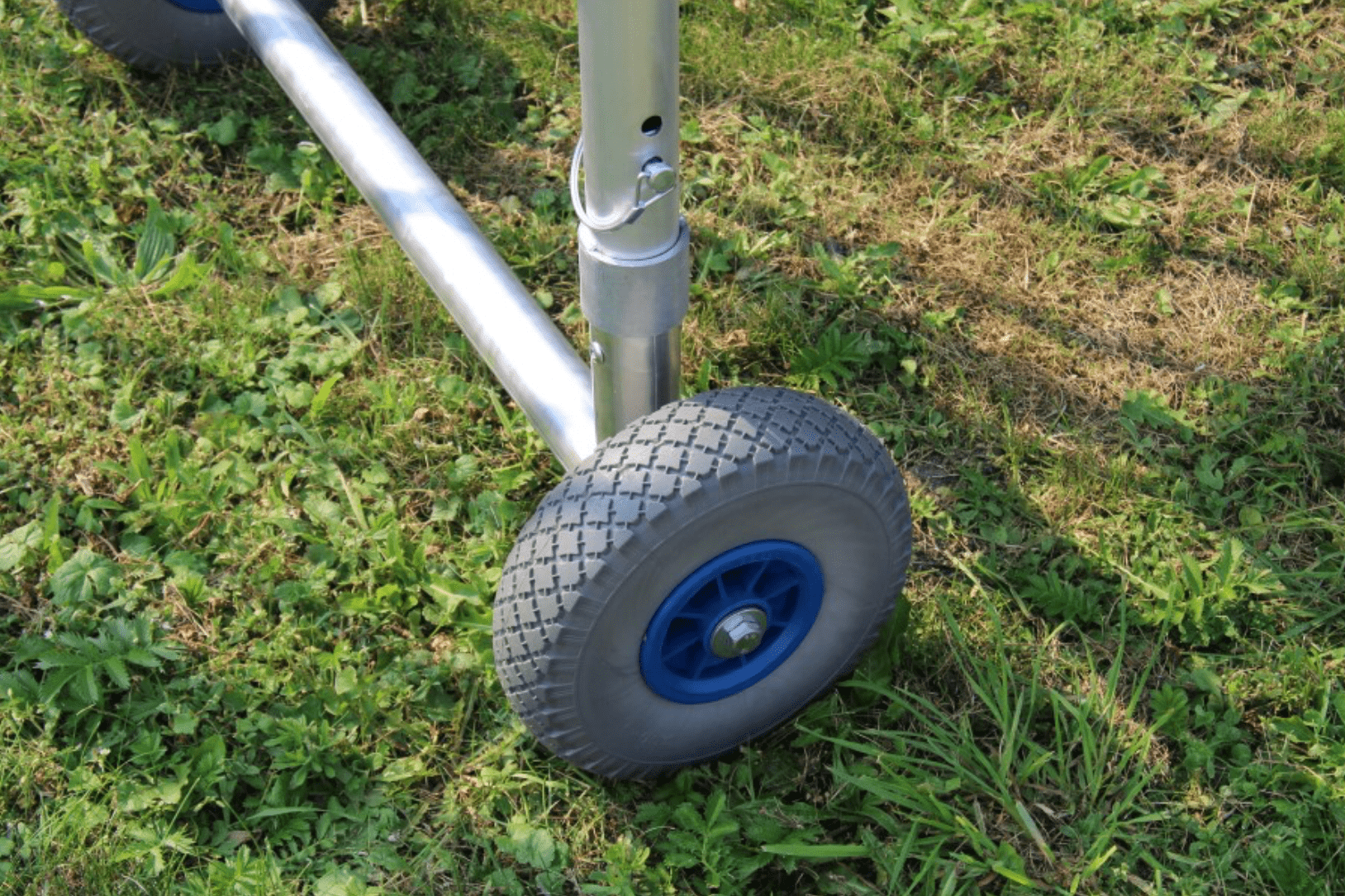 Trabattello da giardino con grandi ruote in gomma