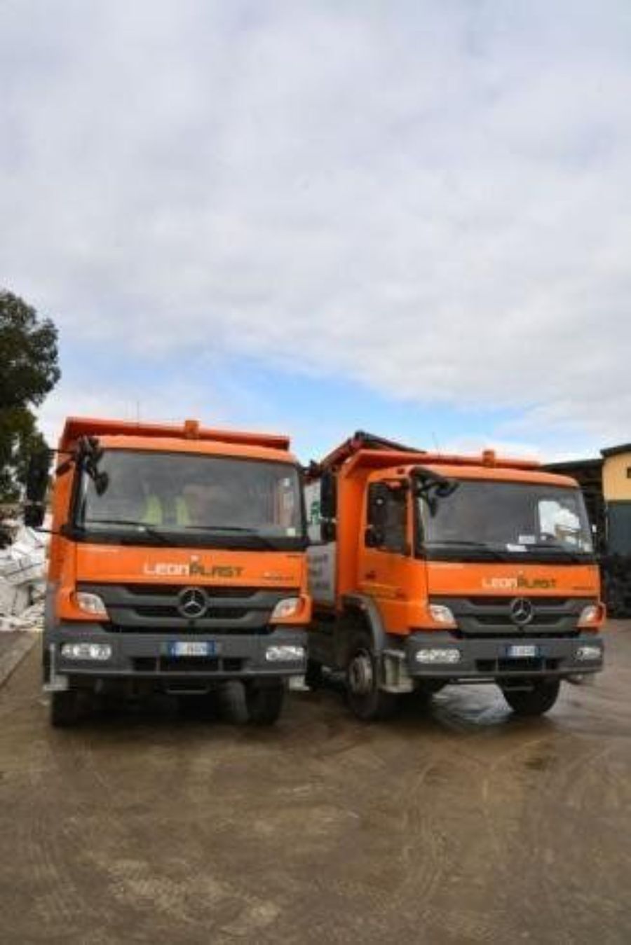 furgoni della ditta di lavorazione plastica