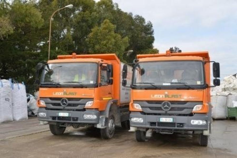 mezzi della ditta di lavorazione plastica