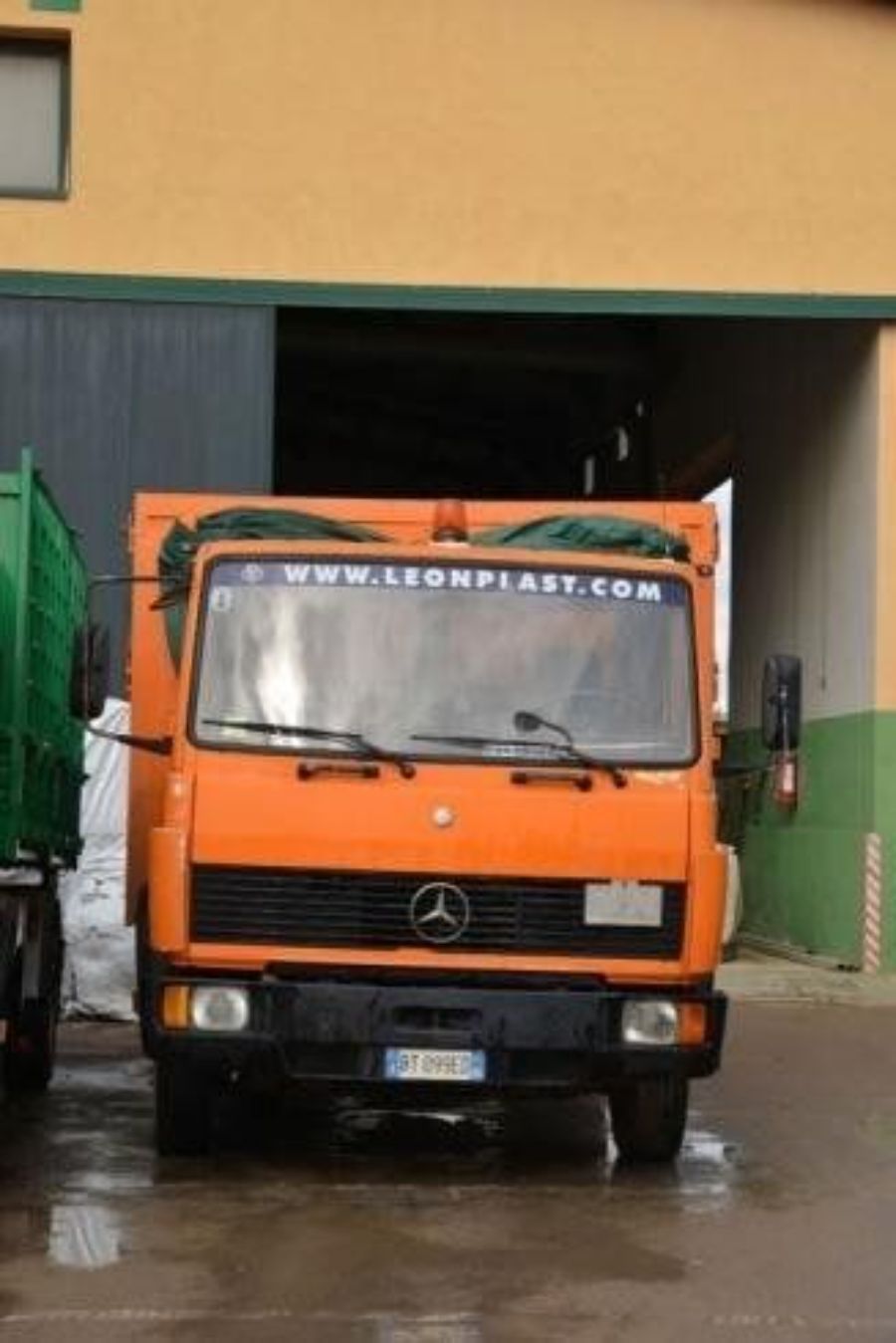 camion della ditta di lavorazione plastica