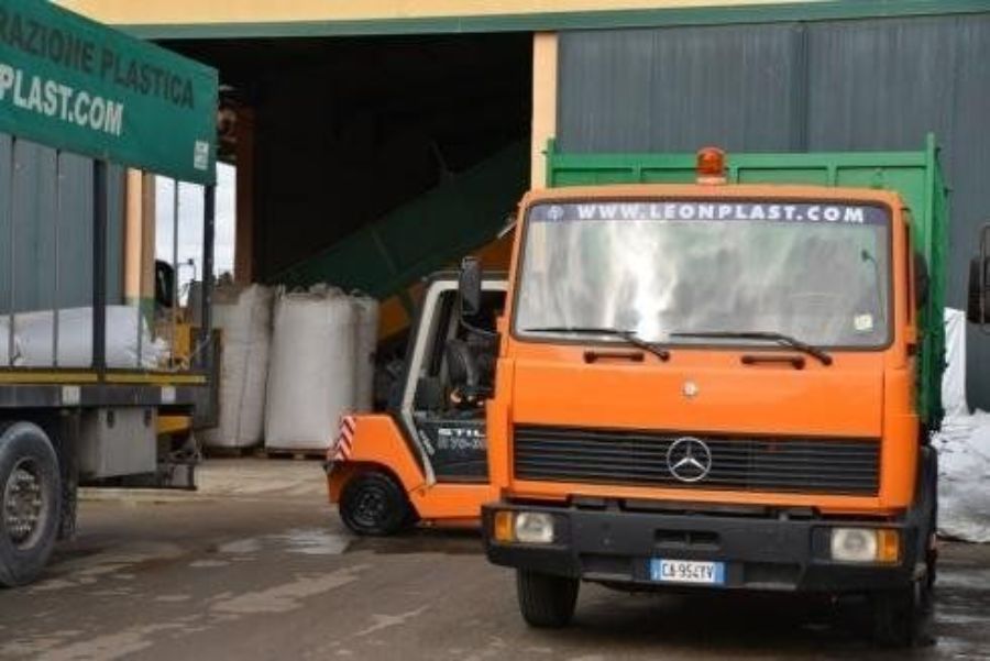 camion per la raccolta plastica