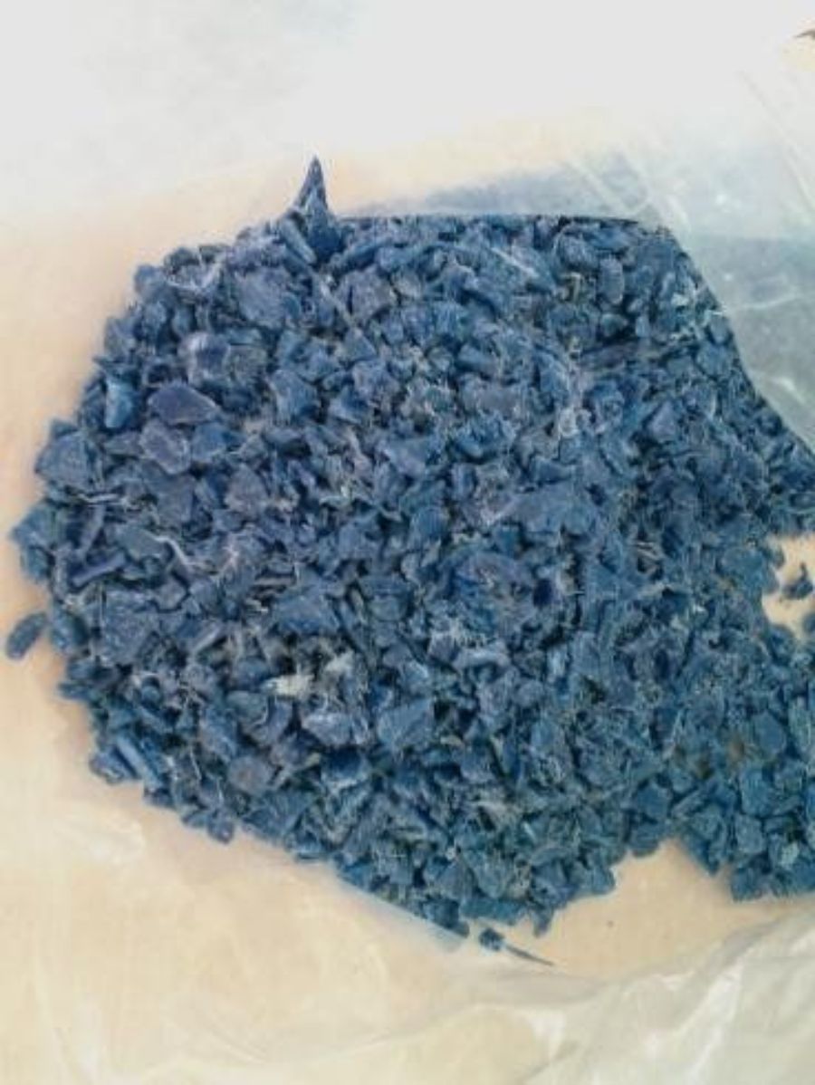 scarti plastici in fase di riciclo