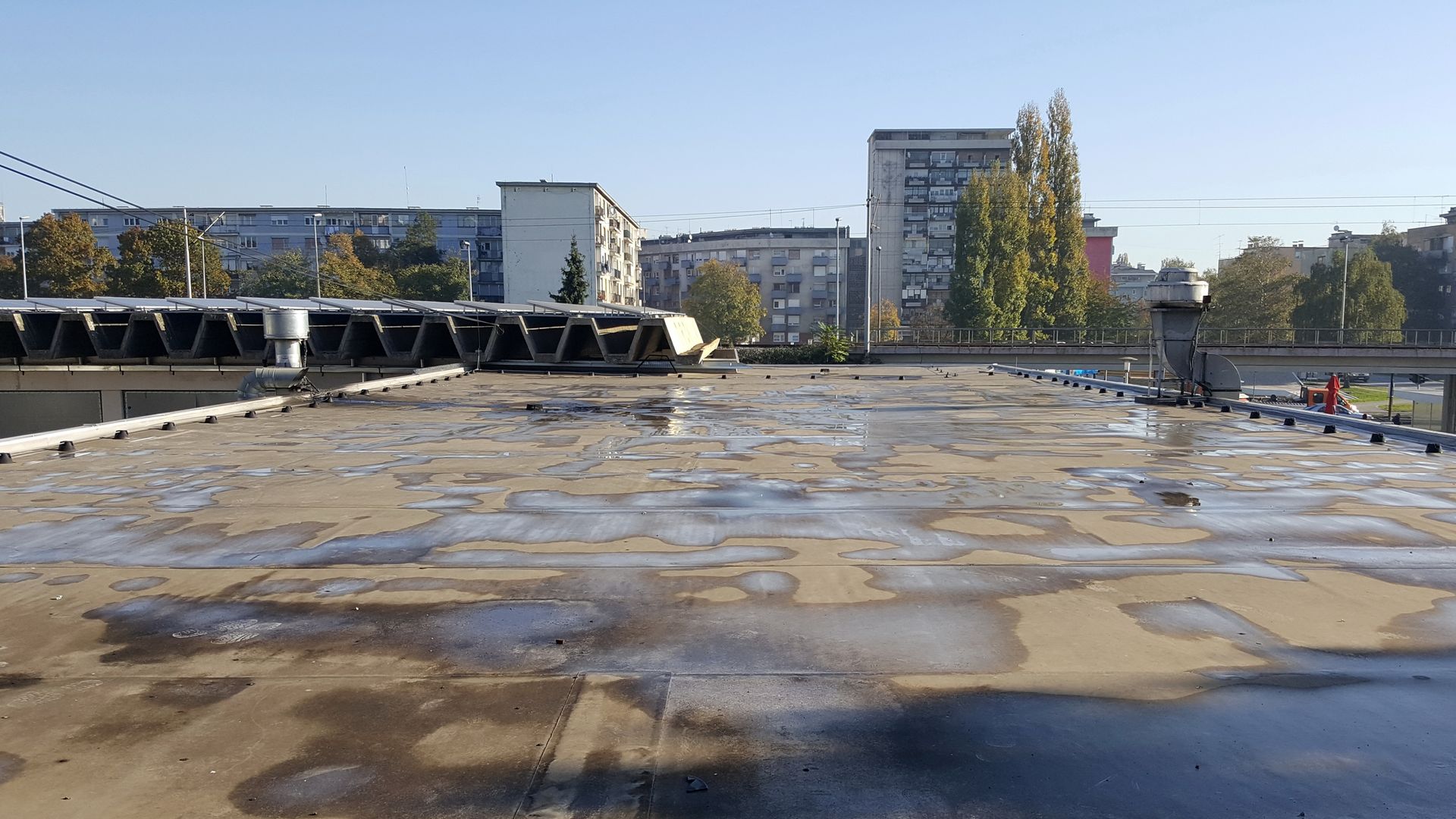Flat roof with pooling water
