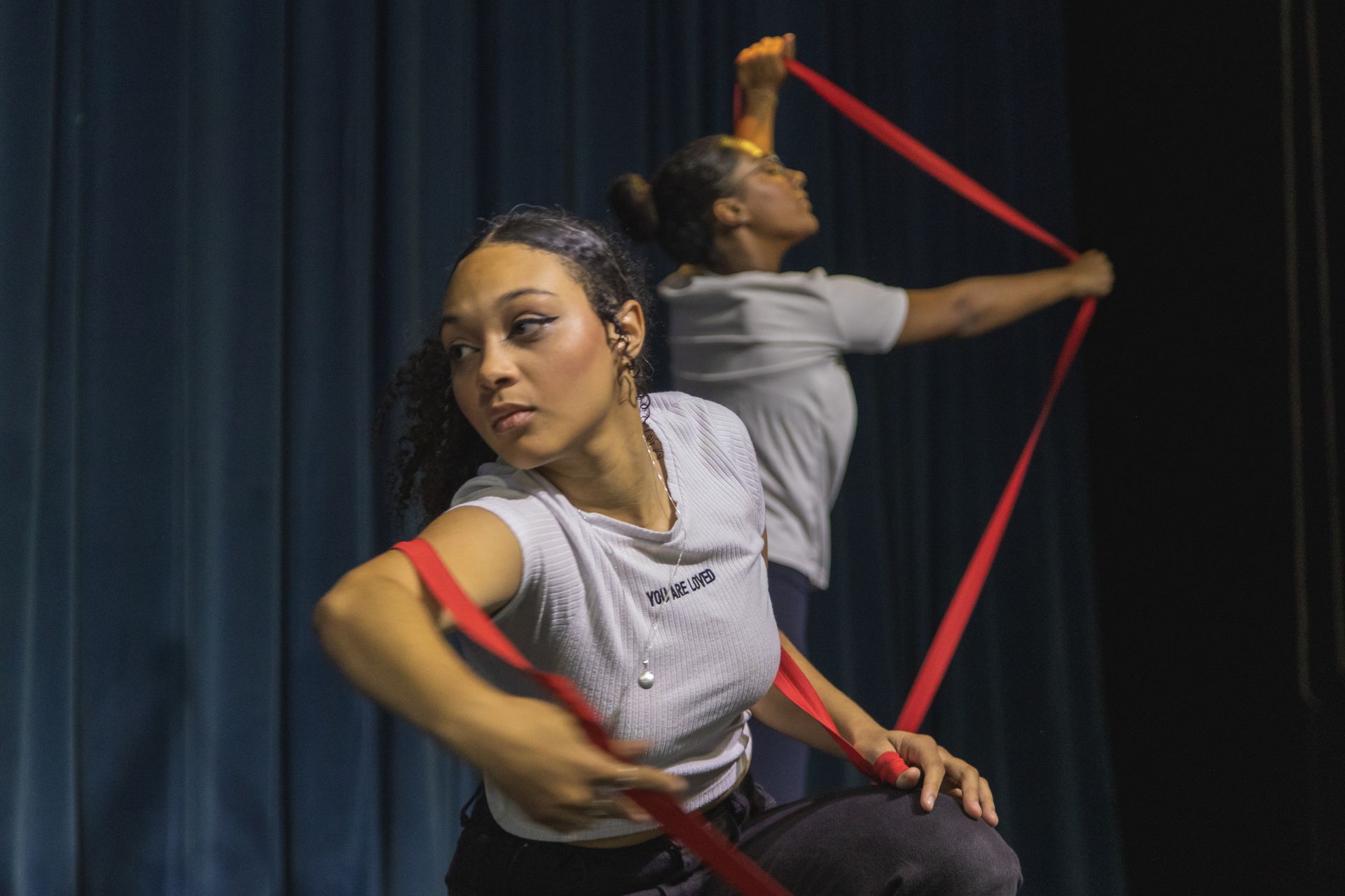 Um grupo de pessoas está posando para uma foto com um tambor.