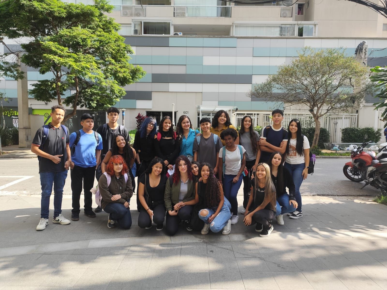 Duas mulheres estão sentadas uma ao lado da outra em uma sala de aula.